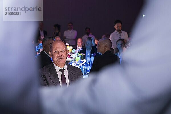 Olaf Scholz  Bundeskanzler der Bundesrepublik Deutschland (SPD) eingerahmt von zwei sich begrüßenden Personen bei der Eröffnungsgala zu 100 Jahre IFA im CityCube  Berlin  05.09.2024