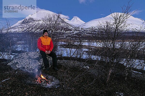 Mann am Lagerfeuer  Stora Sjöfallet Nationalpark  Welterbe Laponia  Norrbotten  Lappland  Schweden  Lappland  Schweden  Europa