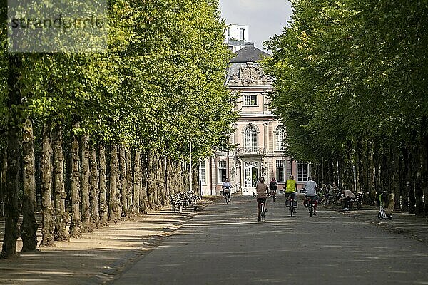 Die Jägerhofallee im Hofgarten dem zentralen Stadtpark in Düsseldorf  Blick auf Schloss Jägerhof  Nordrhein-Westfalen  Deutschland  Europa