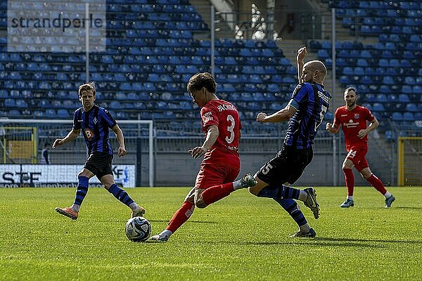 06.04.2024  Fußball 3. Liga  Saison 2023/24  32. Spieltag: Waldhof Mannheim gegen SpVgg Unterhaching (6:1) . Zweikampf zwischen Max Lamby (3  SpVgg Unterhaching) und Marcel Seegert (5  Waldhof Mannheim)