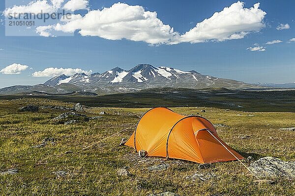 Zelt mit Blick zum Akkamassiv  Stora Sjöfallet Nationalpark  Welterbe Laponia  Norrbotten  Lappland  Schweden  Lappland  Schweden  Europa