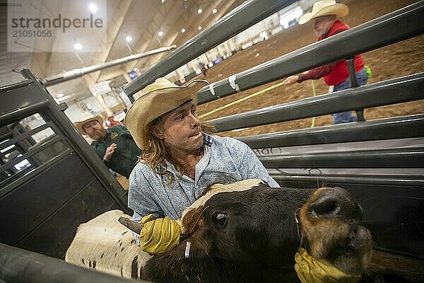 Oklahoma City  Oklahoma  Das Great Plains Rodeo  ein jährlich stattfindendes Rodeo für Schwule und Lesben  bei dem traditionelle Rodeo Wettbewerbe ausgetragen werden und gleichzeitig die Kameradschaft der LGBTQ Gemeinschaft im Vordergrund steht. Beim Chute Dogging versucht ein Teilnehmer  einen Ochsen zu Boden zu reißen