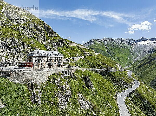 Hotel Belvédère auf der Furka  das berühmteste Passhotel der Welt. Das Gebäude ist geschlossen und verfällt. Ein Lost place. Drohnenfoto. Obergoms  Kanton Wallis  Schweiz  Europa