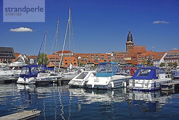 Europa  Deutschland  Mecklenburg-Vorpommern  Waren an der Müritz  Binnenmüritz mit Yachthafen  Blick zum Zentrum  Waren an der Müritz  Mecklenburg-Vorpommern  Deutschland  Europa