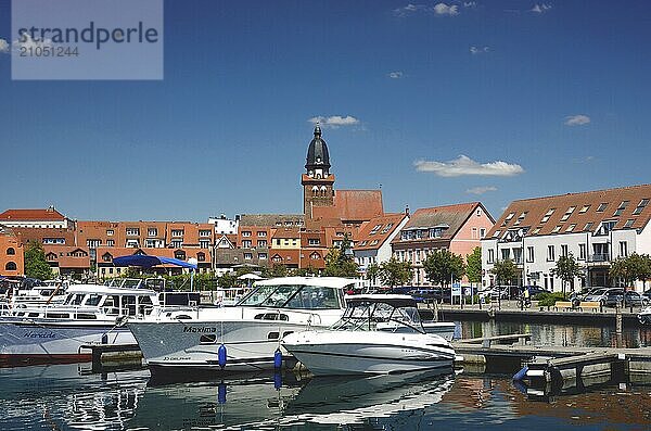 Europa  Deutschland  Mecklenburg-Vorpommern  Waren an der Müritz  Binnenmüritz mit Yachthafen  Blick zum Zentrum  Waren an der Müritz  Mecklenburg-Vorpommern  Deutschland  Europa