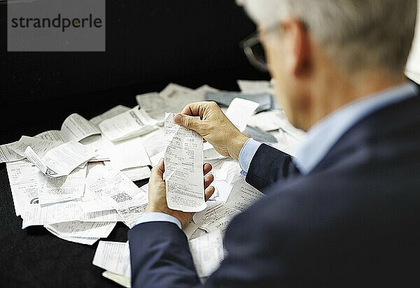 Thema Steuern. Ein Mann hält Belege in der Hand in Berlin  09.08.2024