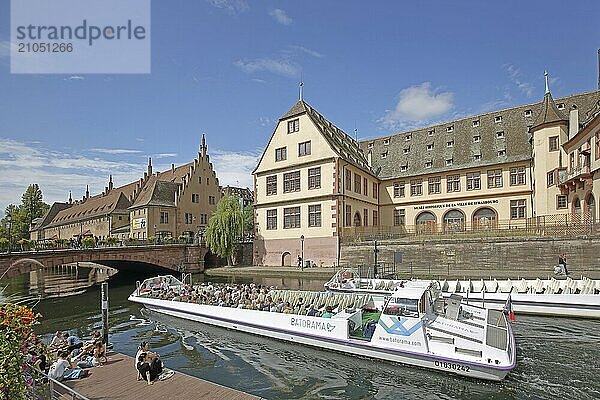 Musée historique  historisches Museum  Steinbogenbrücke  Pont du Corbeau und Ancienne douane  Altes Zollhaus  Ill  Fluss mit Schiffsverkehr  Sightseeing  Tourismus  Stadtrundfahrt  Menschengruppe  Steg  sitzend  Idylle  Grande Île  Strasbourg  Bas-Rhin  Elsass  Frankreich  Europa