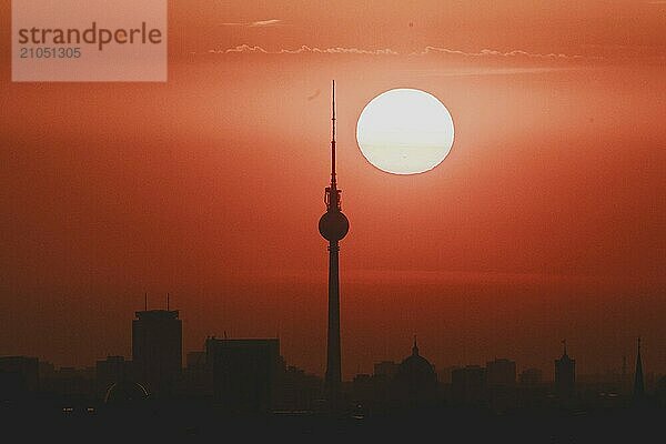 Der Sonnenaufgang zeichnet sich ab hinter der Stadtsilhouette mit dem Fernsehturm in Berlin  04.09.2024