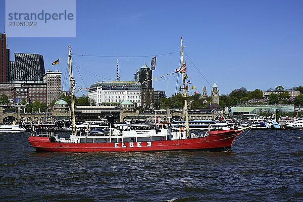 Europa  Deutschland  Hamburg  Elbe  Blick über die Elbe zu den St. Pauli Landungsbrücken  Skyline St. Pauli  historisches Feuerschiff Elbe 3  erbaut 1888  Hamburg  Hamburg  Bundesrepublik Deutschland  Europa