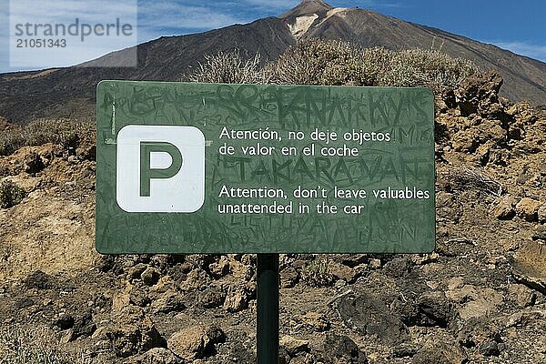 Warnschild Diebstahlwarnung Schild mit Warnung vor Autoknacker Diebstahl aus geparktes Auto an Parkplatz im Nationalpark El Teide auf Plateau von Berg Pico el Teide  Teneriffa  Kanarische Inseln  Spanien  Europa