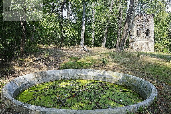 Die Blechburg ist ein heute ruinöser  ehemaliger Aussichtsturm mit Aussichtsbastion am nördlichen Ende des Jägerbergs auf Wahnsdorfer Flur in der Stadt Radebeul in Sachsen. Die Ruine steht inmitten eines in den letzten Jahrzehnten aufgelaufenen Waldes auf der Hangkante auf etwa 235 m  Radebeul Weinhänge  Radebeul  Sachsen  Deutschland  Europa