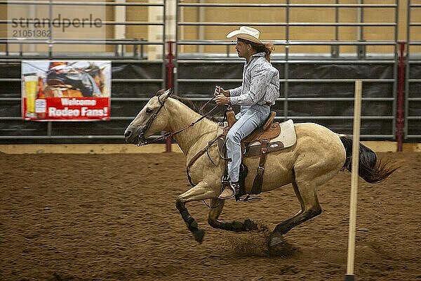 Oklahoma City  Oklahoma  Der Stangenbiegewettbewerb beim Great Plains Rodeo  einem jährlich stattfindenden Rodeo für Schwule  das traditionelle Rodeowettbewerbe bietet und gleichzeitig die Kameradschaft der LGBTQ Gemeinschaft betont