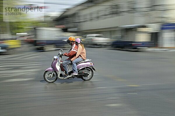 Moped mit Sozius im Verkehrschaos  Ratchamnoen Klang Road  Straßenverkehr in Bangkok  Thailand  Asien