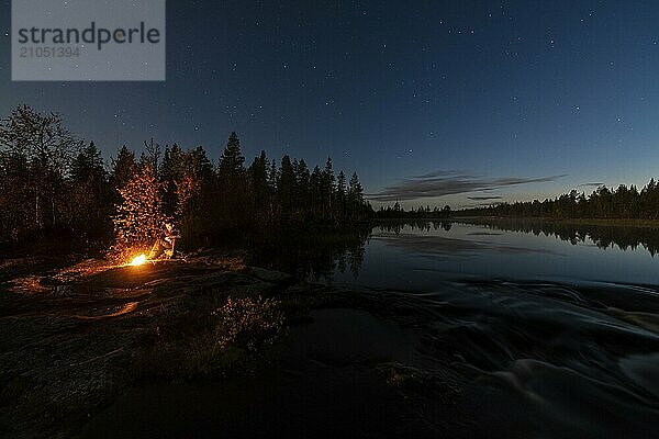 Mann abends am Biwak mit Lagerfeuer  Lappland  Schweden  Skandinavien  Europa