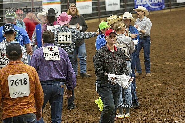 Oklahoma City  Oklahoma  The Great Plains Rodeo  ein jährlich stattfindendes Rodeo für Schwule  bei dem traditionelle Rodeowettbewerbe stattfinden und gleichzeitig die Kameradschaft der LGBTQ Gemeinschaft betont wird. Die Teilnehmer erhalten ein Paar Unterhosen  die beim Goat Dressing verwendet werden  bei dem die Teilnehmer versuchen  die Unterhosen am schnellsten über eine Ziege zu ziehen