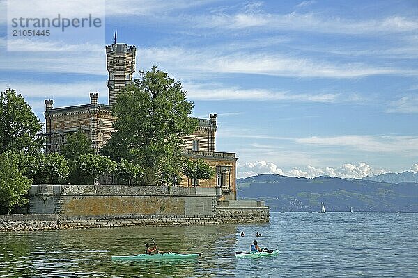 Zwei Kajakfahrer im Wasser  Kajakfahren  See  Ausblick  Ufer  Landschaft  Berge  Schloss Montfort  Langenargen  Obersee  Bodensee  Bodenseegebiet  Baden-Württemberg  Deutschland  Europa