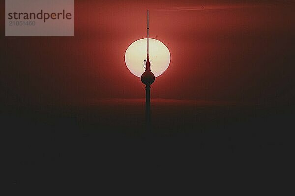 Der Sonnenaufgang zeichnet sich ab hinter der Stadtsilhouette mit dem Fernsehturm in Berlin  04.09.2024