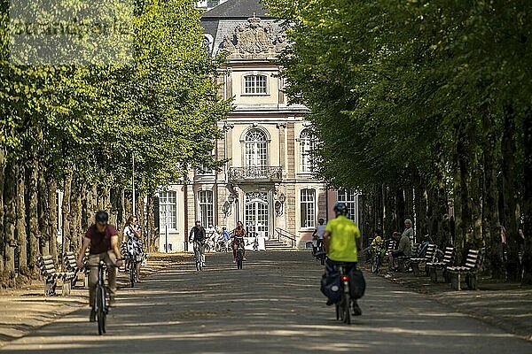 Die Jägerhofallee im Hofgarten dem zentralen Stadtpark in Düsseldorf  Blick auf Schloss Jägerhof  Nordrhein-Westfalen  Deutschland  Europa