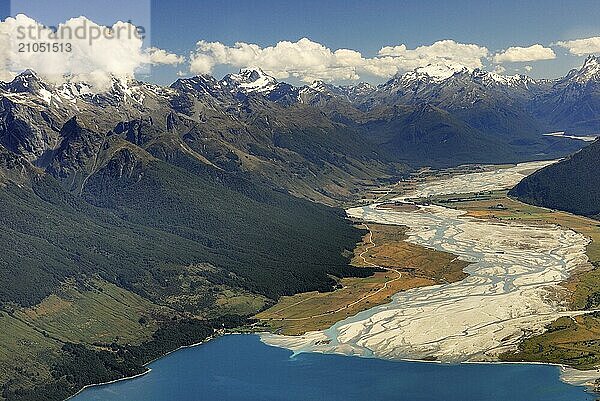 Mündung des Dart River in den Lake Wakatipu Luftaufnahme Dart River Valley mit dem Humboldt Mountains  Mount Aspiring Nationalpark  Weltnaturerbe South West New Zealand  Otago  Südinsel Neuseeland  Dart River Valley  Neuseeland  Ozeanien