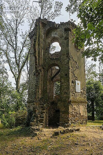 Die Blechburg ist ein heute ruinöser  ehemaliger Aussichtsturm mit Aussichtsbastion am nördlichen Ende des Jägerbergs auf Wahnsdorfer Flur in der Stadt Radebeul in Sachsen. Die Ruine steht inmitten eines in den letzten Jahrzehnten aufgelaufenen Waldes auf der Hangkante auf etwa 235 m  Radebeul Weinhänge  Radebeul  Sachsen  Deutschland  Europa