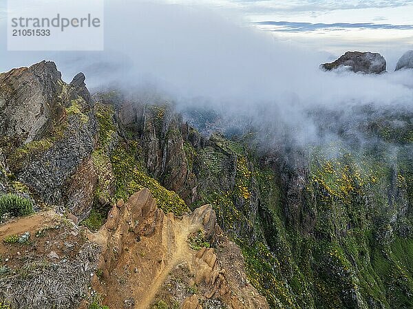 Ein in Nebel und Wolken gehüllter Berg. In der Nähe von Pico de Arieiro  Insel Madeira  Portugal  Europa