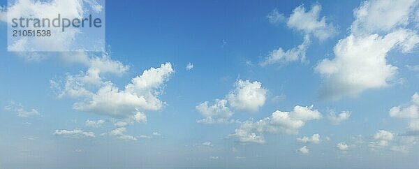 Friedliche und heitere Himmel mit Wolken Hintergrund