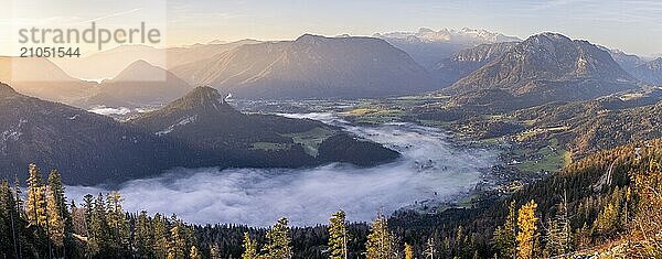 Panoramafoto. Blick vom Berg Loser auf den Altausseer See  Altaussee  Bad Aussee  Tressenstein  Zinken  Sarstein  Dachsteingebirge. Nebelschwaden über dem See. Morgens bei Sonnenaufgang. Blauer Himmel. Herbst  gelbe Lärchen. Altaussee  Bad Aussee  Ausseer Land  Totes Gebirge  Steiermark  Oberösterreich  Österreich  Europa