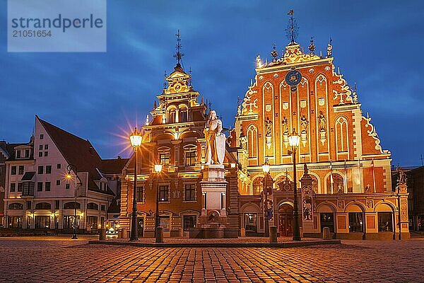 Rigaer Rathausplatz  Haus der Schwarzköpfe und St. Roland Statue in der Abenddämmerung  Riga  Lettland  Europa