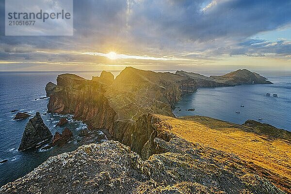 Madeira Insel malerische zerklüftete Landschaft  Ponta do Sao Lorenco Kap bei Sonnenaufgang  Miradouro do Abismo Aussichtspunkt. Madeira  Portugal  Europa