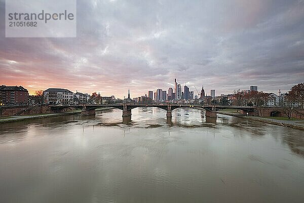 Frankfurt am Main. Wunderschöner Sonnenuntergang auf der Brücke über dem Main mit Sicht auf die Frankfurter Skyline