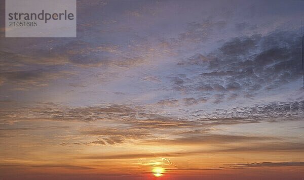 Schöne dramatische landschaftlichen Sonnenuntergang Himmel Hintergrund