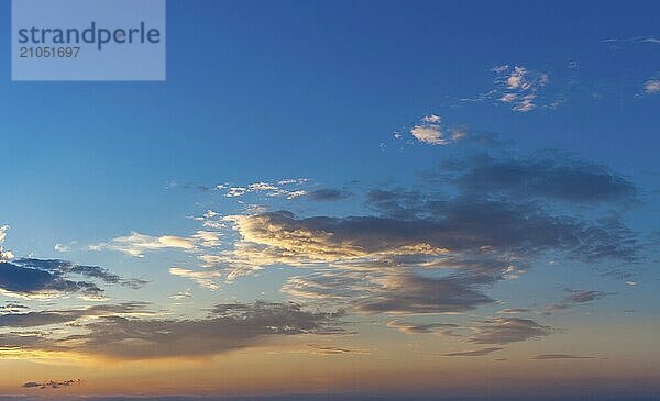 Schöne dramatische landschaftliche nach Sonnenuntergang Himmel Hintergrund nach Sonnenuntergang