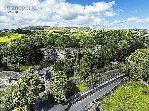 Skipton Castle aus einer Drohne  North Yorkshire  England  Großbritannien  Europa