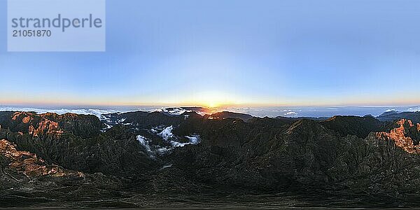 360 Panorama von Luft Drohne Blick auf Berge über Wolken in der Nähe von Pico Ruivo bei Sonnenuntergang. Insel Madeira  Portugal  Europa