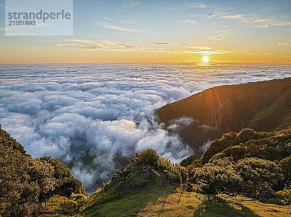 Luftaufnahme des Sonnenaufgangs über Wolken und grünen Hügeln am Berg Fanal  Insel Madeira  Portugal  Europa