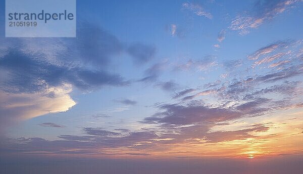 Schöne dramatische landschaftlichen Sonnenuntergang Himmel Hintergrund