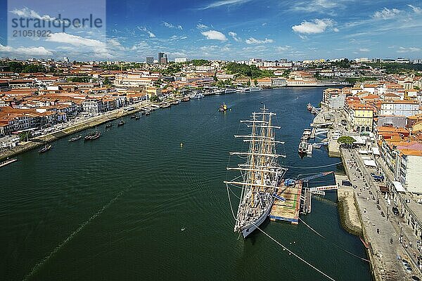 Luftaufnahme der Stadt Porto und Vila Nova de Gaia sowie des Flusses Douro mit vertäutem Segelschiff von der Dom Luis Brücke I. Porto  Portugal  Europa