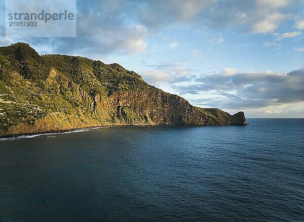 Luftaufnahme der Küstenlandschaft der Klippen von Madeira bei Sonnenaufgang  Aussichtspunkt Guindaste  Insel Madeira  Portugal  Europa