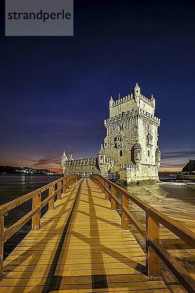 Turm von Belem oder Turm des Heiligen Vinzenz  berühmtes touristisches Wahrzeichen von Lissabon und Touristenattraktion  am Ufer des Tejo nach Sonnenuntergang in der Dämmerung mit dramatischem Himmel. Lissabon  Portugal  Europa