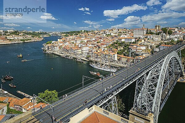 Blick auf die Stadt Porto und den Fluss Douro mit vertäutem Segelschiff und der Dom Luis Brücke I vom berühmten touristischen Aussichtspunkt Miradouro da Serra do Pilar bei Sonnenuntergang. Porto  Vila Nova de Gaia  Portugal  Europa