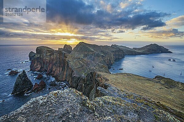 Madeira Insel malerische zerklüftete Landschaft  Ponta do Sao Lourenco Kap auf Sonnenaufgang  Abismo Aussichtspunkt. Madeira  Portugal  Europa