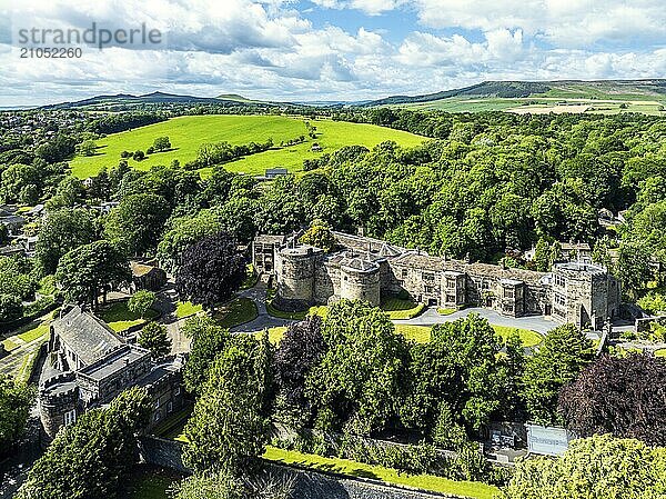 Skipton Castle aus einer Drohne  North Yorkshire  England  Großbritannien  Europa