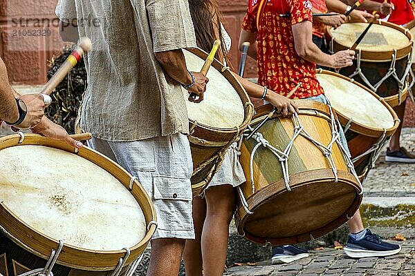 Percussionisten und ihre Trommeln in den Straßen von Recife während des brasilianischen Karnevals  Recife  Pernambuco  Brasilien  Südamerika