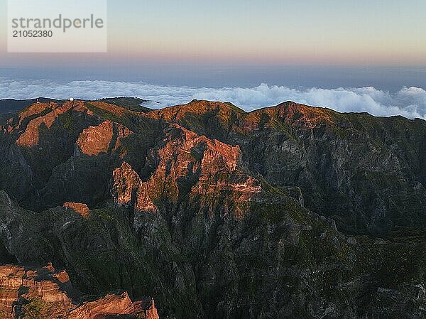 Drohnenansicht des Pico do Arieiro und der Berge über den Wolken bei Sonnenuntergang. Über Pico Ruivo  Insel Madeira  Portugal  Europa