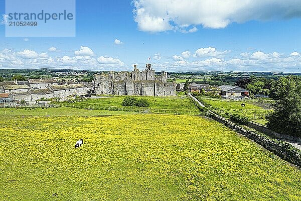 Middleham Castle aus einer Drohne  Middleham  Wensleydale  North Yorkshire  England  Großbritannien  Europa