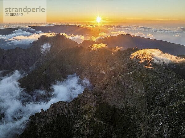 Drohnenansicht der Berge über den Wolken in der Nähe des Pico Ruivo bei Sonnenuntergang. Insel Madeira  Portugal  Europa