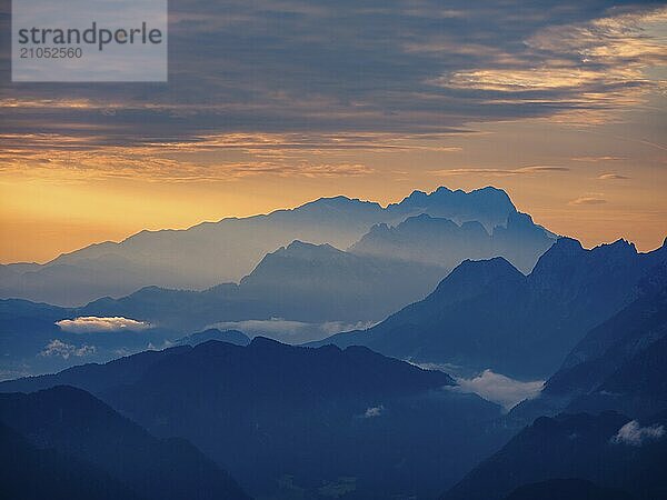 Silhouette des Hohen Dachstein im Dunst bei Morgendämmerung  Roßfeld  Golling  Land Salzburg  Österreich  Europa