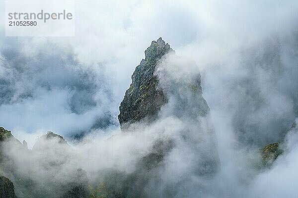 Ein in Nebel und Wolken gehüllter Berg. In der Nähe von Pico de Arieiro  Insel Madeira  Portugal  Europa