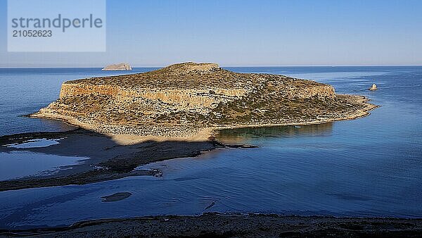 Insel umgeben vom ruhigen Meer mit felsigen Klippen  unter klarem Tageshimmel  natürliche Schönheit  Gramvoussa  Halbinsel Gramvoussa  Piratenbucht  Balos  Lagune  Nordwesten Kretas  Kreta  Griechische Inseln  Griechenland  Europa