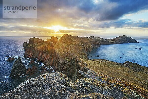 Madeira Insel malerische zerklüftete Landschaft  Ponta do Sao Lourenco Kap auf Sonnenaufgang  Abismo Aussichtspunkt. Madeira  Portugal  Europa